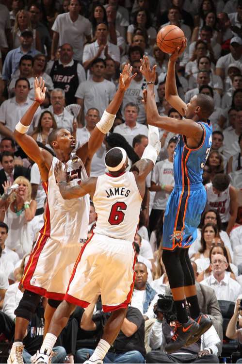 关于西亚卡姆巅峰对决，詹姆斯与30激战TL分钟，比分优势明显胜负难料！的信息